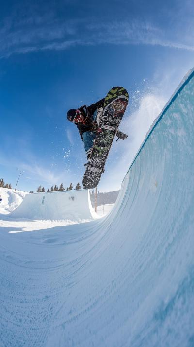 Snowboard Halfpipe Grab